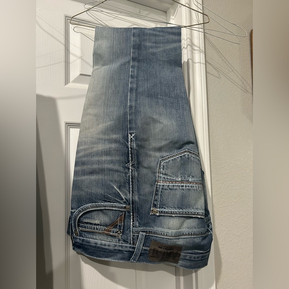 Cinch Mens Jeans 33x38. One small hole on the inside of the leg.